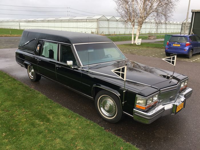 Cadillac - Brougham Full Size V8 Coach - 