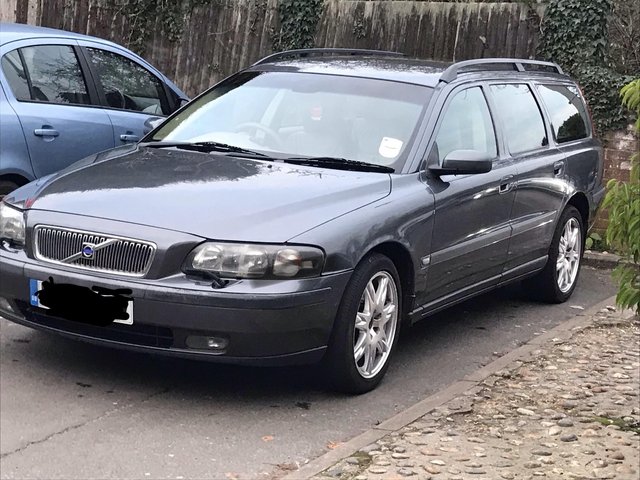 Volvo V70 SE D5 reliable and spacious with huge spec