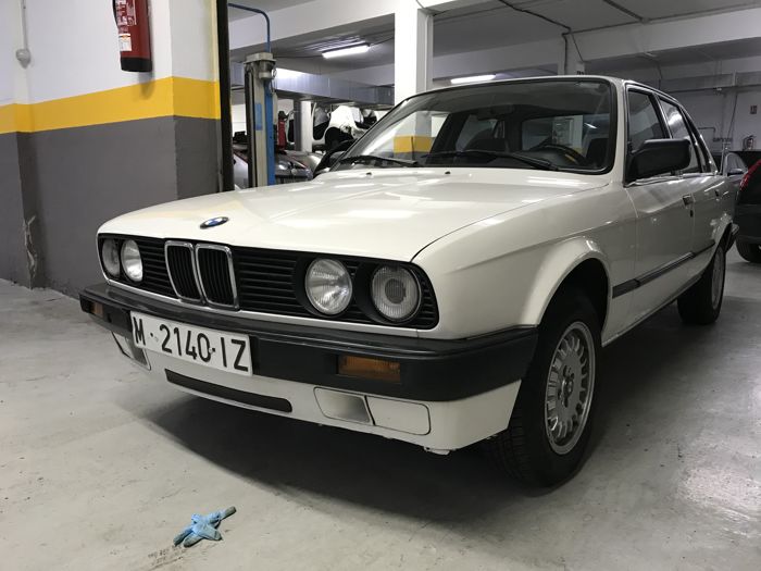 BMW - 318i (E