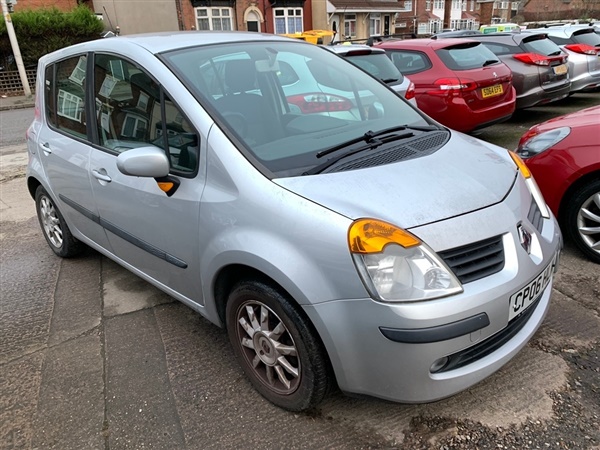 Renault Modus v Dynamique 5dr