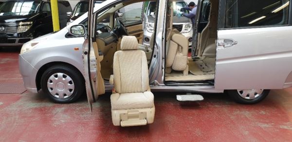 Honda Stepwagon ++Auto Lift up Mobility front chair++ MPV