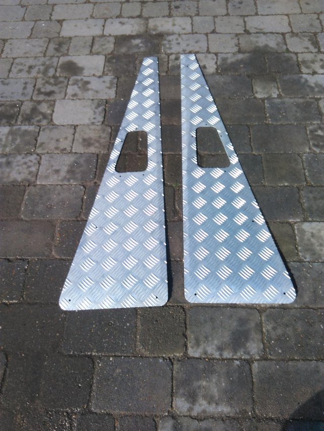 Late defender Chequer plate wing tops