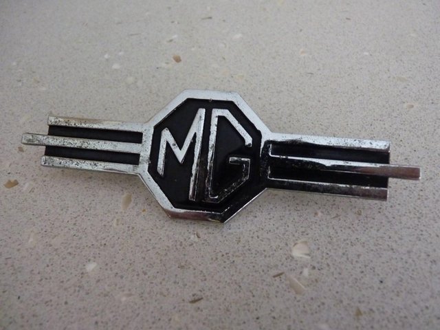 MG radio/speaker badge