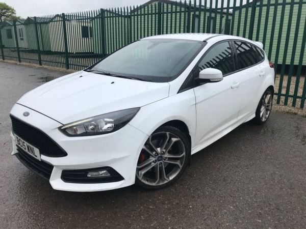 Ford Focus 2.0 ST-2 5d 247 BHP ALLOYS LEATHER PRIVACY A/C