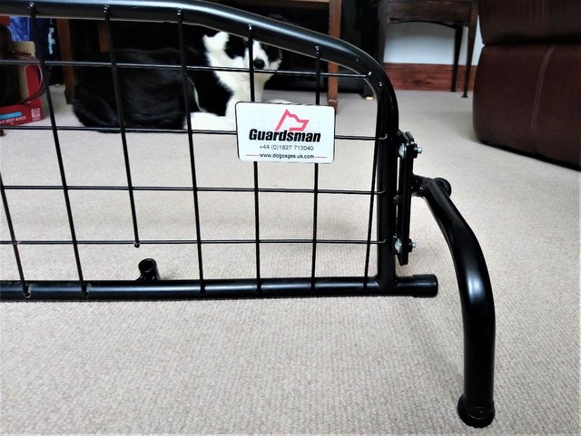 GUARDSMAN Dog Guard for Land Rover Discovery Sport