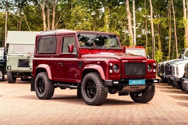 Land Rover Defender 90 XS Station Wagon Twisted