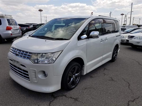 Mitsubishi Delica 2.4 G Navi Package Automatic Power Doors