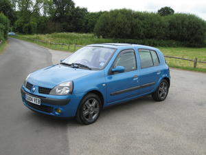 RENAULT CLIO 1.6 5 DR ONLY 62 K NEW M.O.T in Midhurst |