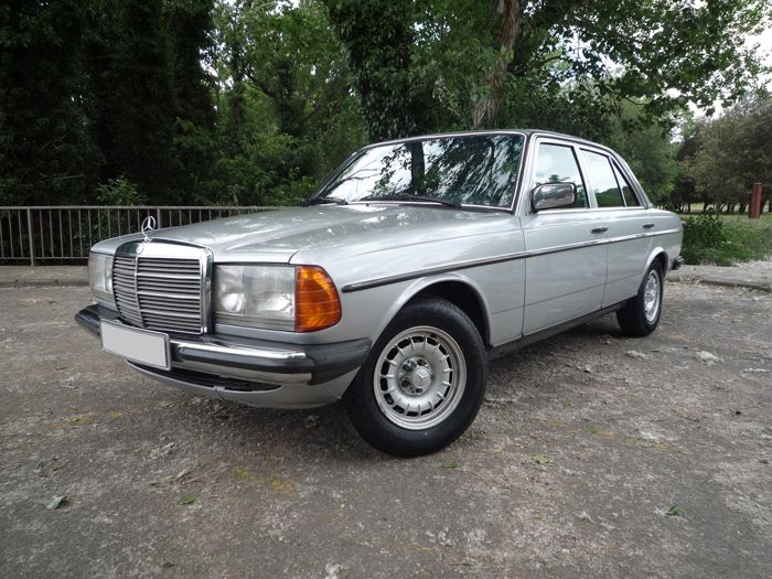 Mercedes-Benz - 230E (W