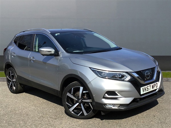 Nissan Qashqai 1.6 dCi Tekna [Glass Roof Pack] 5dr 4WD