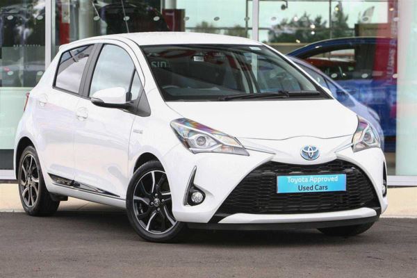 Toyota Yaris 1.5 Hybrid Design 5dr CVT [Pan Roof] Hatchback