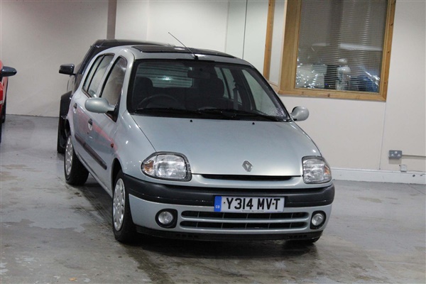 Renault Clio v Initiale 5dr Auto
