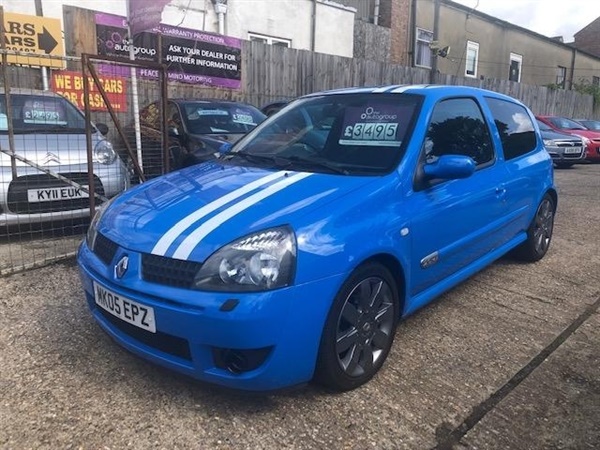 Renault Clio v Renaultsport Cup 3dr