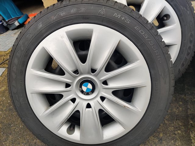 BMW 17inch alloy wheels with  runflat Winter tyres.