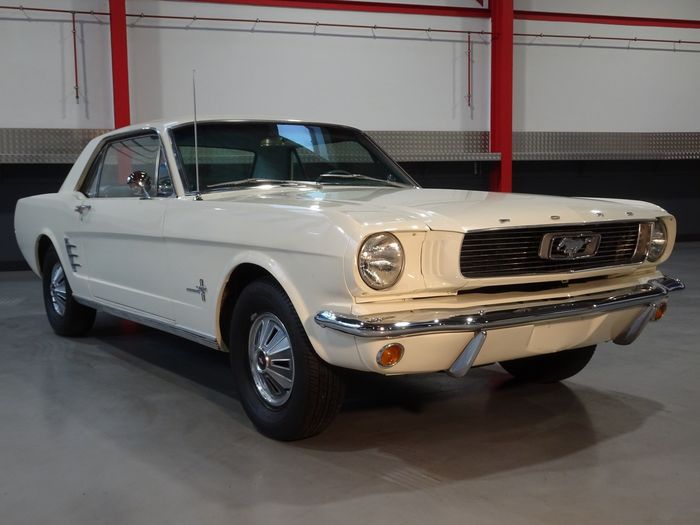 Ford - Mustang 200CI I6 Coupe- NO RESERVE - 