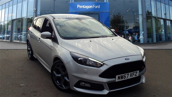 Ford Focus 2.0T ECOBOOST ST-3 NAVIGATION 5DR