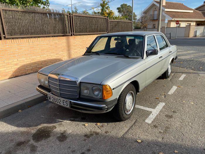 Mercedes-Benz - 230 E (W