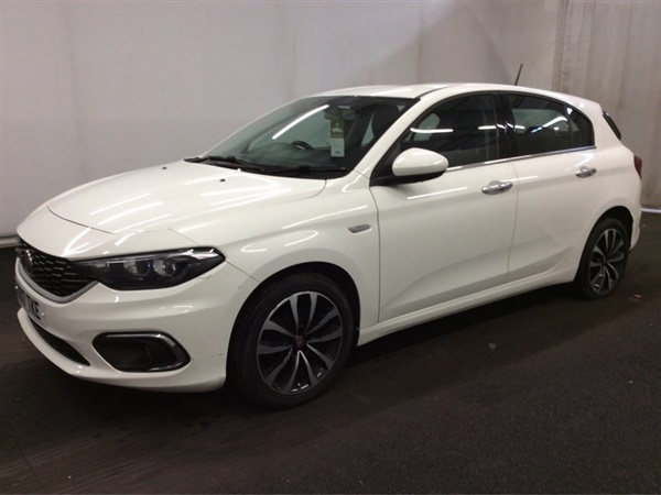Fiat Tipo 1.4 Lounge 5dr - AUTO HEADLIGHTS - PRIVACY GLASS -