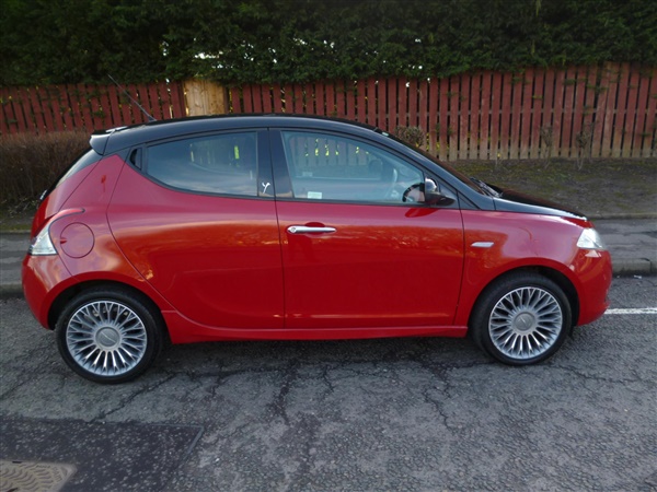 Chrysler Ypsilon 1.2 Black and Red 5dr