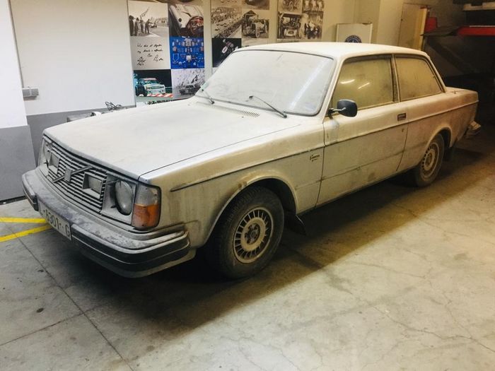 Volvo - Two units 242 GT Coupe 