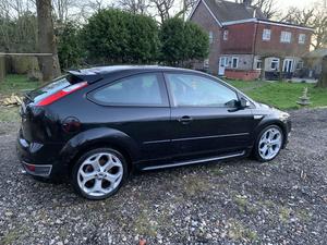 Ford Focus  st2 3dr blk very low mileage in Crawley |