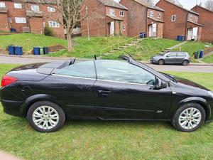 Vauxhall Astra 1.8i Sport Twin Top 2 door in High Wycombe |