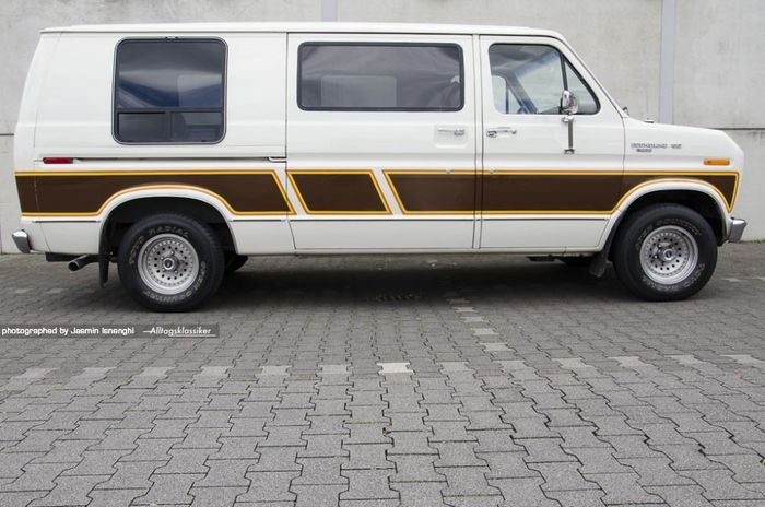 Ford USA - Econoline 150 XL Custom Van - 