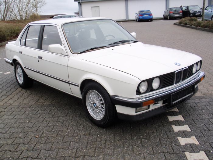 BMW - 325i (E