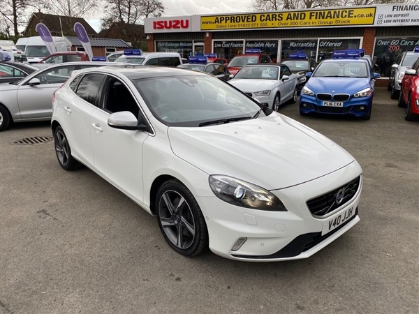 Volvo V D4 R-DESIGN LUX NAV 5d 188 BHP IN WHITE WITH
