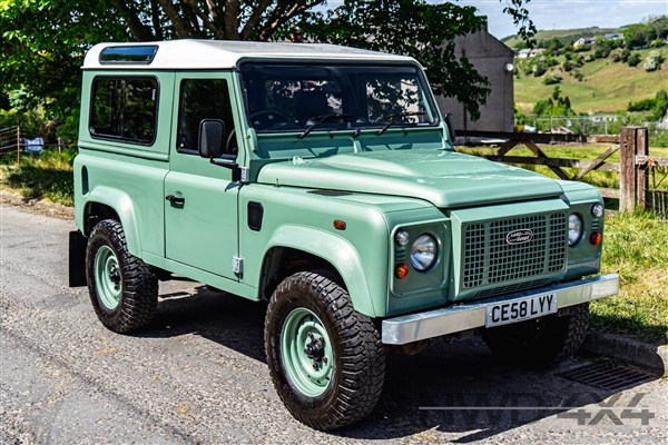 Land Rover Defender 90 CSW HERITAGE SPEC LANDROVER