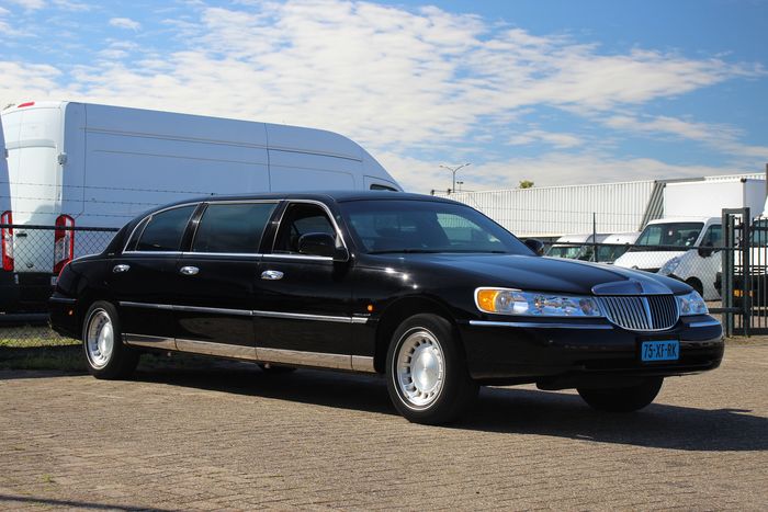 Lincoln - Town Car Limousine Executive Series - 