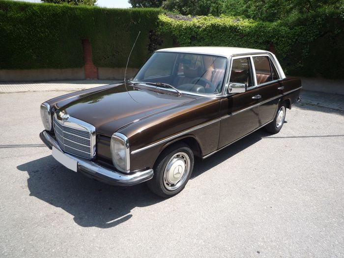 Mercedes-Benz - 200 D (W