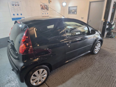 Peugeot  in Black in Uckfield | Friday-Ad