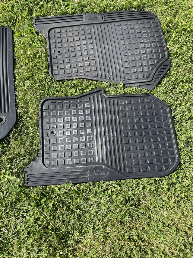 Full set of genuine Discovery 4 rubber mats including rear