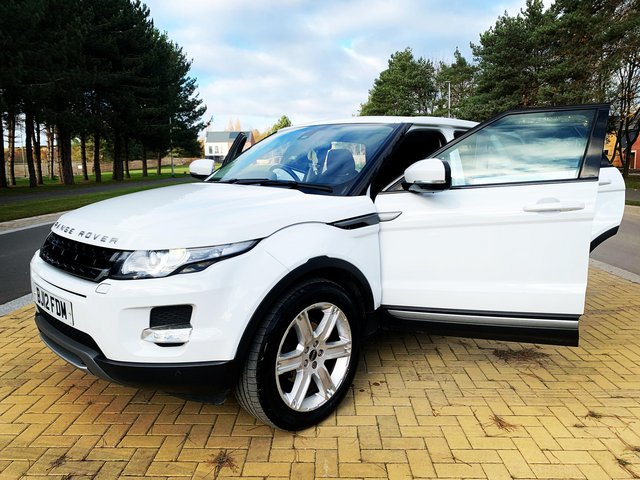 STUNNING WHITE RANGE ROVER EVOQUE WITH PAN ROOF