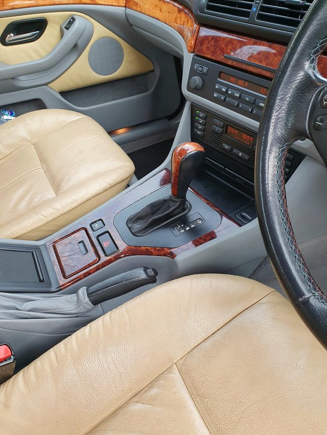 Amazing e39 BMW RELAXING CRUISER WITH A FUNKY INTERIOR