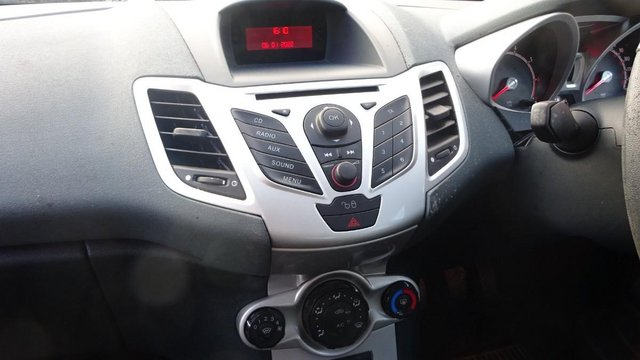 Ford Fiesta Zetec 1.4, Parking sensors front & back, 