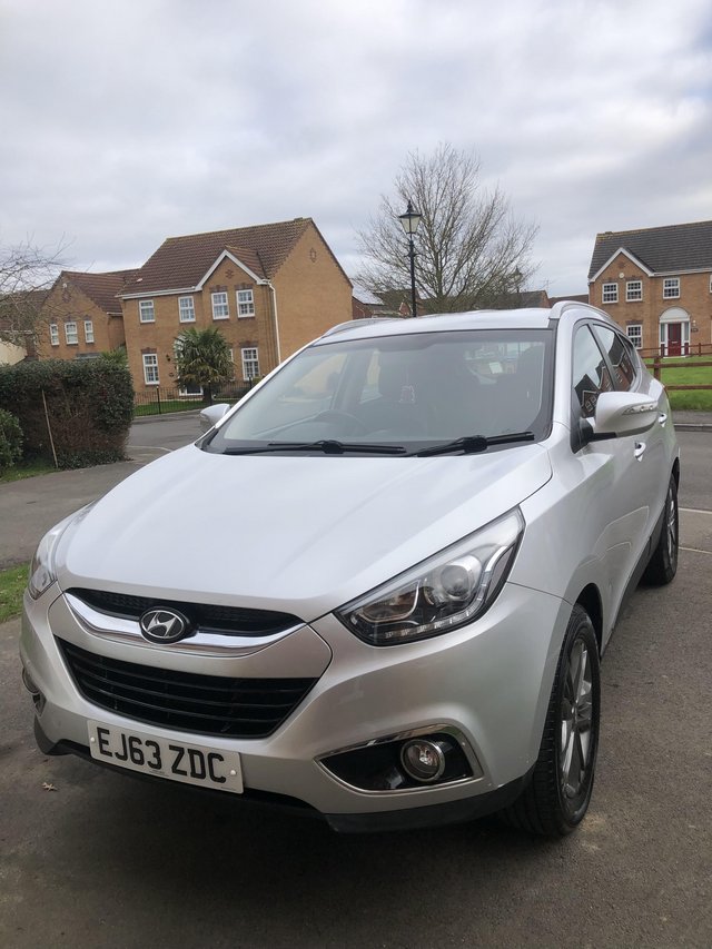 Hyundai ix35. Silver. Good condition.