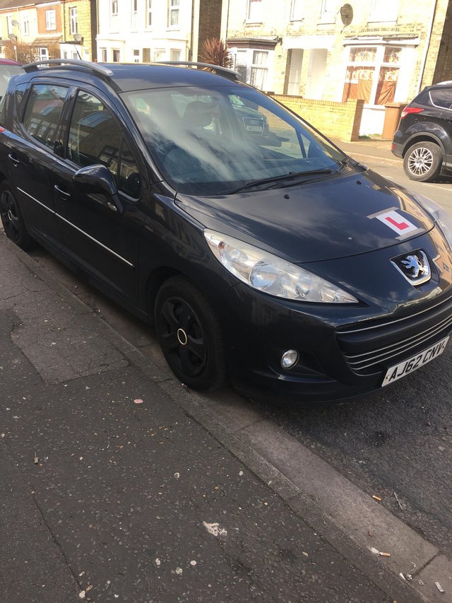 Peugeot 207 SW with touchscreen stereo
