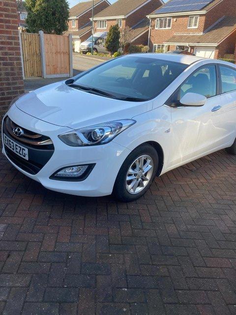 HYUNDAI i30, white 1.6 crdi  miles, mint.