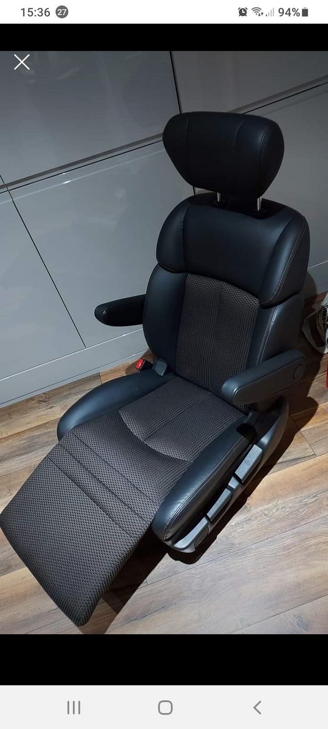 1/2 CLOTH AND LEATHER RECLINING SEAT FROM Nissan Elgrand E52