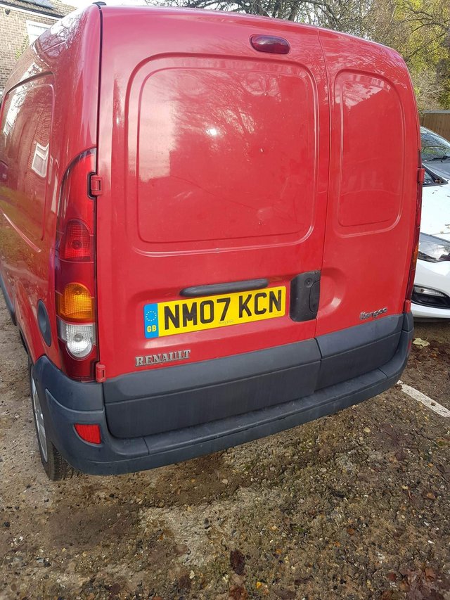Renault kangoo in red colour.5