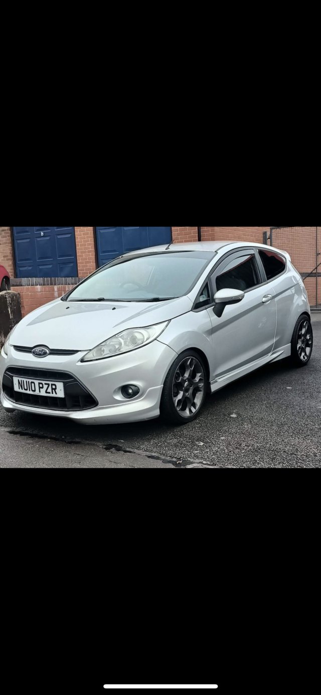 Sliver Ford fiesta great car or