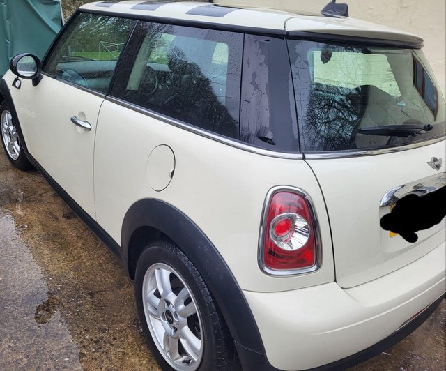 Mini Cooper D 1.6 white with checkered roof