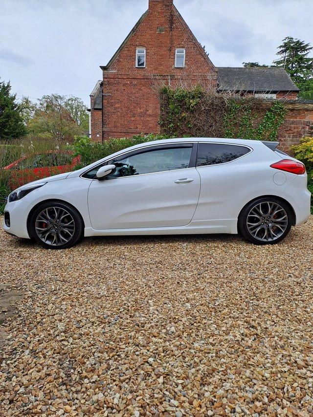 White Kia Proceed 1.6Turbo GT, Immaculate Throughout