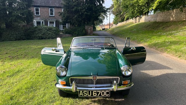 MGB ROADSTER , PUL HANDLE, IMMACULATE CAR
