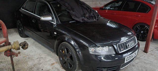 Audi S4 4.2 V8 in metallic black