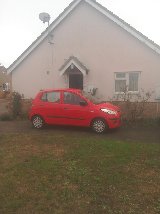Hyundai i10 in red brand new tyres All round,