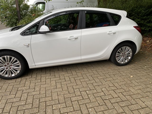 White Vauxhall Astra 1.6 mot till next year July
