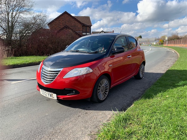 Chrysler Ypsilon 0.9 TwinAir Black and Red 5dr
